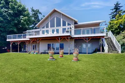 Image de Stunning 2 level waterfront home with firepit, WiFi, views, and pool table