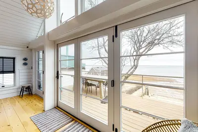 Image de Beautiful 2-level beach home w\/ocean views, fast WiFi, central Ac, balcony