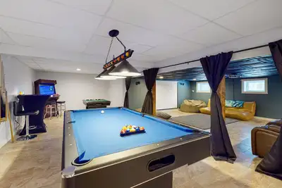 Image de Secluded getaway near the beach & town with game room, home theater, & hot tub