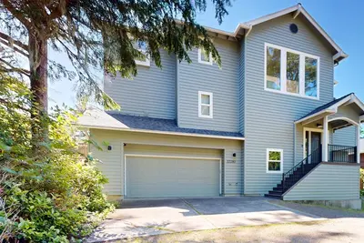 Image de Idyllic Cape retreat with ocean views & private hot tub - walk to state beach
