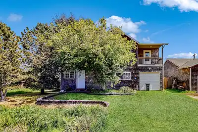 Image de Dog-friendly peaceful sanctuary with private hot tub, foosball, fireplace, W\/D
