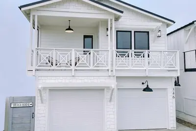 Image de New Luxurious Home! Hot Tub! 2 min walk to Beach!
