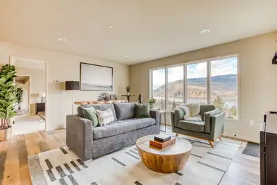 Image de Modern mountain & river-view house with balcony, deck, gym, and WiFi