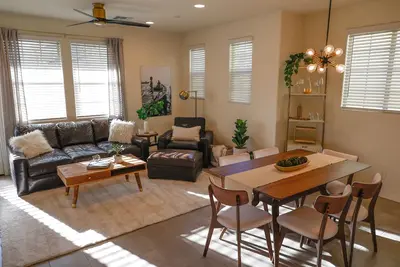 Image de Modern Home with Lake View in the Heart of Gilbert