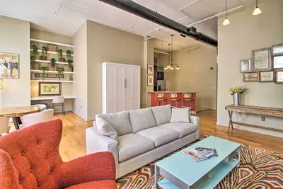 Image de Bright Savannah Loft in Historic District!