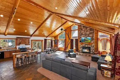 Image de Serenity Now Lodge by Destination Big Bear: Luxury Log Home in Castle Glen Estates! Hot Tub! Pool Table! Ping Pong!