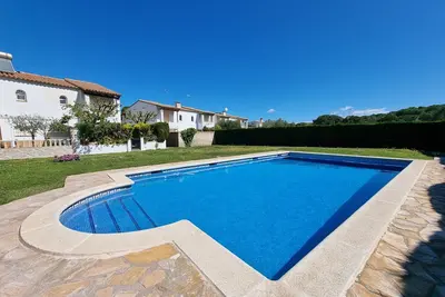 Image de Maison de vacances 'La Escala Casa Mila Xppm34' avec terrasse et piscine partagée