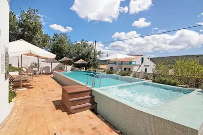 Image de Maison \"Casa da Tita - Appartement Celeiro\" avec vue montagnes, piscine, climatisation et Wi-Fi.