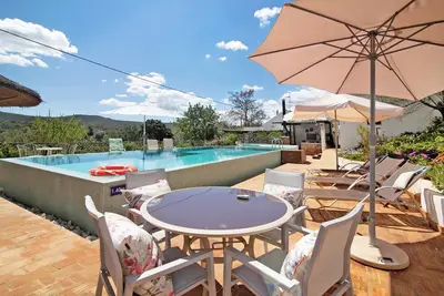Image de Maison \"Casa da Tita - Apartamento Palheiro\", avec vue montagnes, piscine, climatisation et Wi-Fi.
