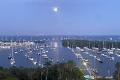 Image de Stunning direct bay view, amazing 2bd/2. 5ba in the legendary Mutiny in the Grove