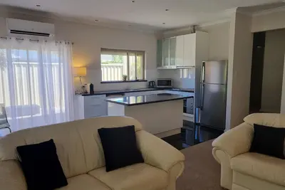 Image de Self contained home in local suburb - across from park