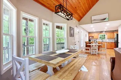 Image de Modern Mountain Home Overlooking Peaceful Stream!
