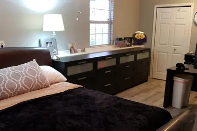 Image de 6 bedrooms, 3 full bathrooms. 10 minutes to State Farm, Rivian, and Isu.