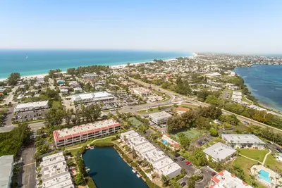 Image de Water-view condo near the beach with pools, dock, pickleball - dog-friendly