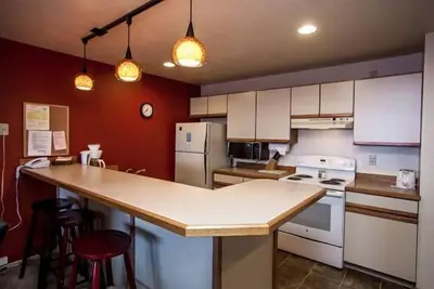 Image de Updated Condo Just a Short Walk to the Slopes