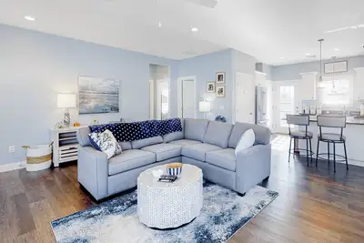 Image de Cheerful condo w\/ central Ac, private washer\/dryer, on-site pool