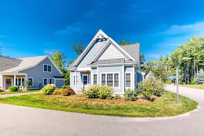 Image de Bright and comfortable 2-level home near the beach w\/shared pool, WiFi