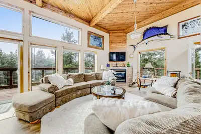 Image de Incredible dog-friendly home with pool table, fast WiFi, gas fireplace, and W/D