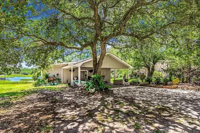 Image de Unique riverfront home with two suites, high-speed WiFi, & private dock