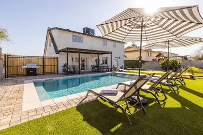 Image de Old Town Hangout | Heated Pool, Golf & Good Times