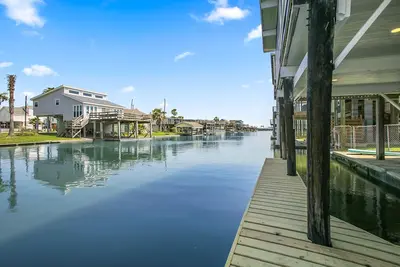Sea Isle - Beautiful Bay House, Perched Over the Water, Outdoor Bar Area, Tv