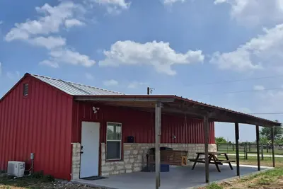 Image de Lovely one room barndominium - The Bastrop Barndo