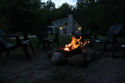 Image de Remodeled cozy cottage, super close to lake (Dog-Friendly! )