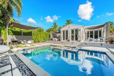 Image de Belle Bungalow: A Cozy Retreat with Vintage Charm in gated community and pool