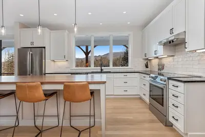 Image de New Modern Farmhouse: 4 private acres, 360Âş Mtn View, Btwn Mtn & Village