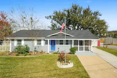 Image de Cozy Corner Retreat in the Heart of Long Beach|Sleeps 6!
