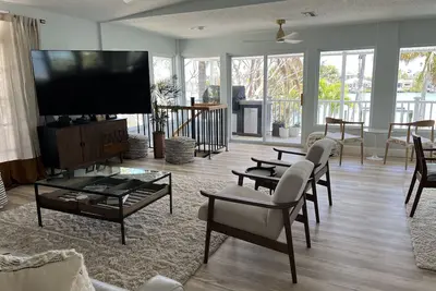 Image de Waterfront Renovated Luxury Home with pool and spa - 5 min walk to the beach