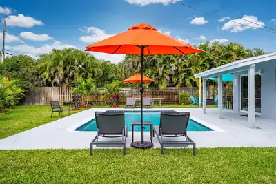 Spacious 5 Br with Large Pool, 13 min to the Ocean