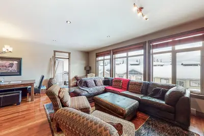 Image de Ski-in/ski-out condo with gondola view, WiFi, private hot tub, and washer/dryer