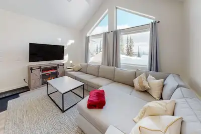 Image de Ski-in/out condo with mountain view, wifi, fireplace, & private washer/dryer