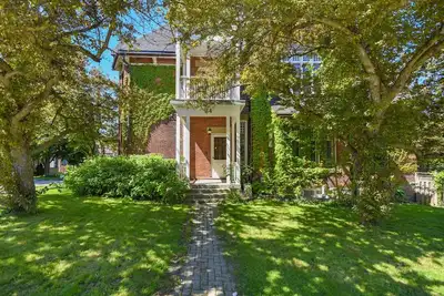 Image de Why rent a brick and glass box when you can step back in time to the late 1800s?