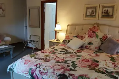 Image de Beautiful room, a comfy king bed, includes a delicious continental breakfast.