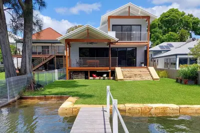 Image de Spectacular waterfront home with private jetty