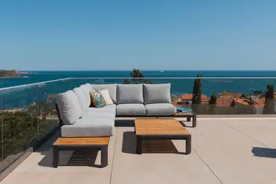 Image de Villa exclusive avec piscine intérieure, vue extraordinaire et parking privé