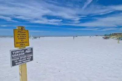 Image de Stay in the Heart of Siesta Key on Crescent Beach! Private Beach Area, 2 Pools, Tennis, Fitness Room