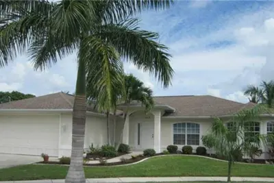 Image de Calling all boaters and fishermen! Canal front home with 10k lb boat lift!