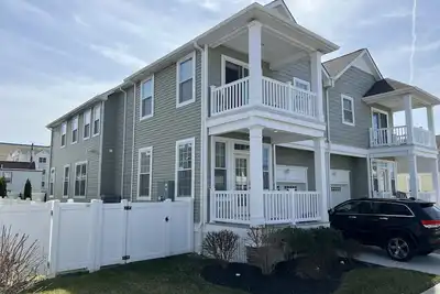Image de Beautiful Townhome Right Around the Corner from the Beach and Boardwalk!
