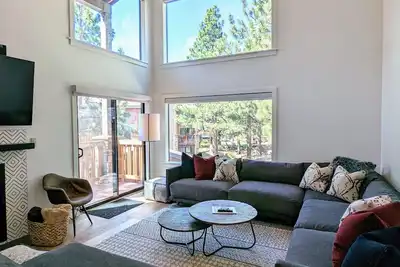 Image de Luxury condo. Short walk to the lifts!