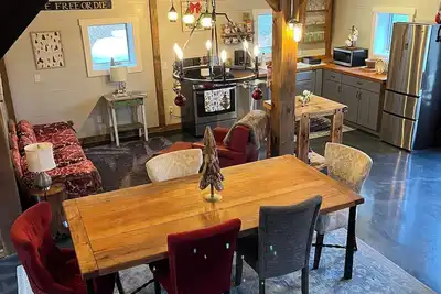 Image de Newly Renovated Post & Beam Style Barn.