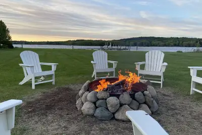 Image de Lake Charlevoix Waterfront - 4br, 1. 5ba - Dock - 2 acre lot