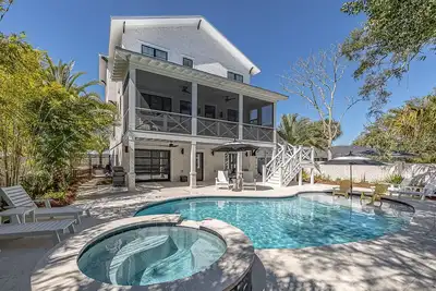 Image de Large marsh front home with private pool and short walk to beach.