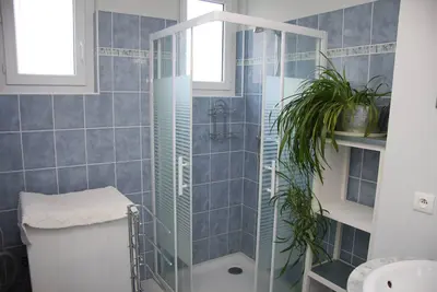 Image de Meublé dans une maison avec jardin et parking privé