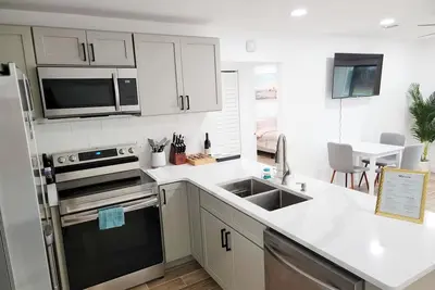 Image de New Romantic Luxury Condo 1bd/1bth - 5 min walk to the beach in heart of Destin