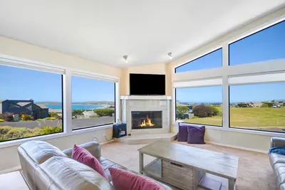 Image de Expansive ocean views along with privacy for this 2400 sf 3 bedroom 3 bath home