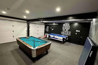 Image de Poconos Getaway with Game Rooms Theater & Hot Tub