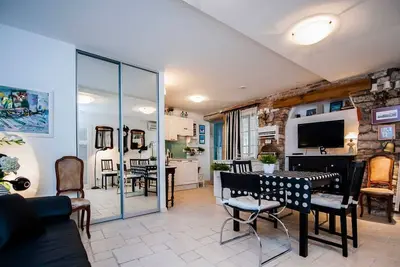 Image de Art - One Bedroom Apartment in center